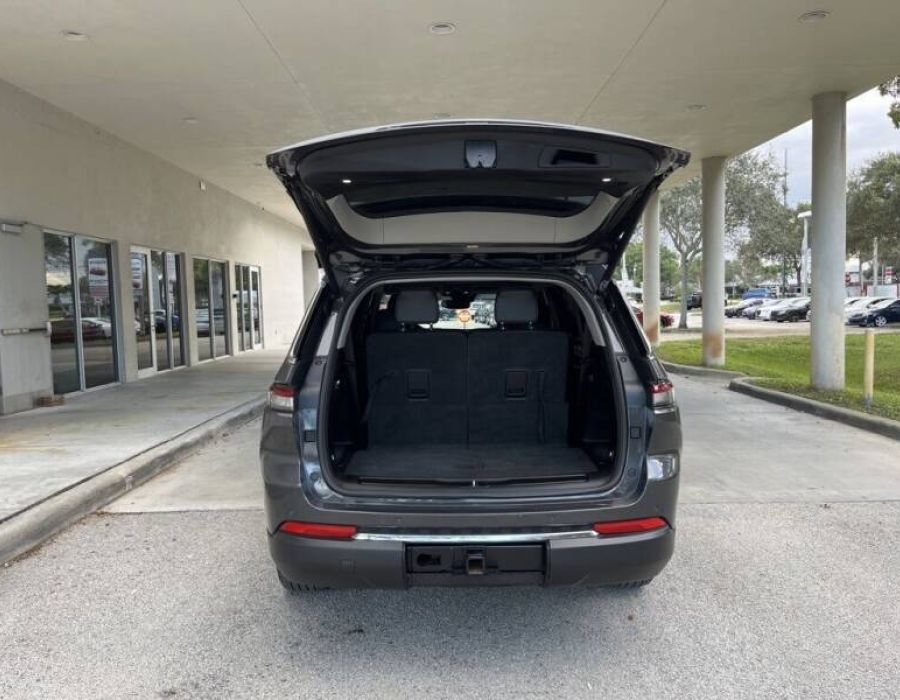 2022 JEEP GRAND CHEROKEE 4x2 Limited 4dr SUV. Gray